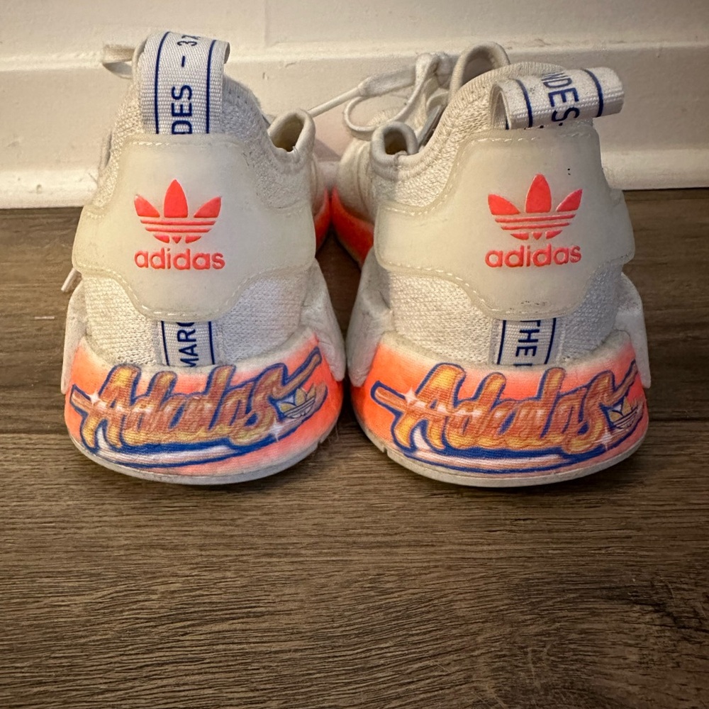 big boys adidas NMD R1
Cloud White Signal Coral (GS)